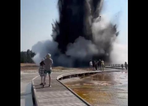 Видео: Експлозија на гејзер во националниот парк Јелоустоун