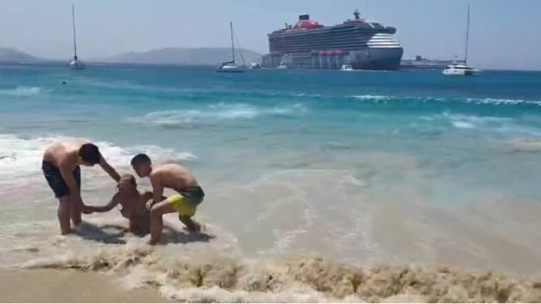 Видео: Крузер предизвика огромни бранови на грчката плажа, повредена жена, капетанот уапсен!