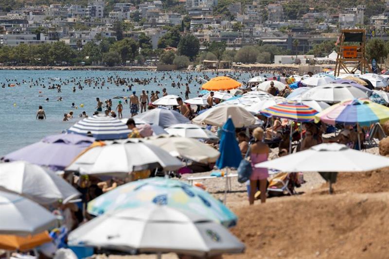 Британија со предупредување за туристите, кои одат во Грција- поради корона се враќаат маските 
