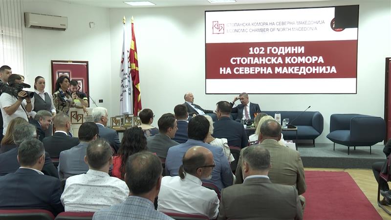 Бизнисот ќе разговара со владата и синдикатите за недела повторно да биде работен ден
