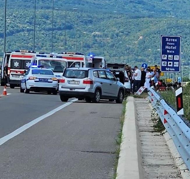 Комбе со мигранти се преврте на автопатот кај Бела Паланка, околу 50 повредени