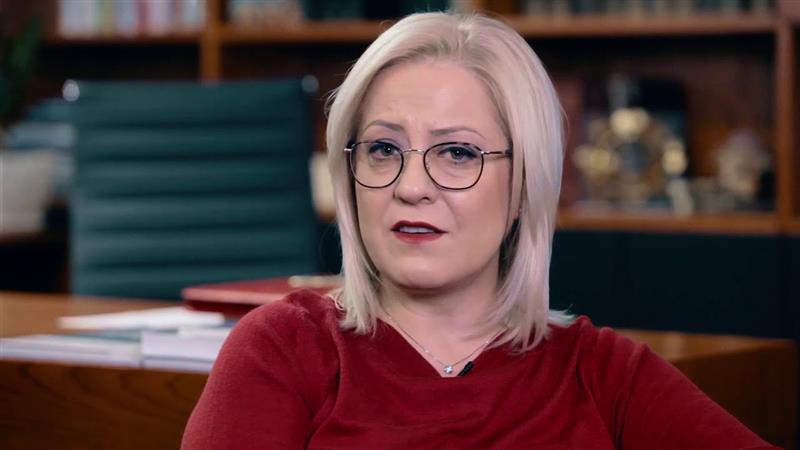 Претседателката на албанскиот Парламент, Линдита Никола, поднесе оставка од функцијата 