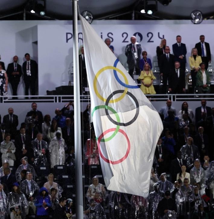 Олимпиското знаме закачено наопаку на јарболот на свеченото отворање на Игрите во Париз
