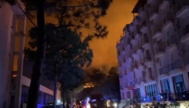 Пожарот со големи размери во Шенѓин се шири во близина на хотели и апартмани