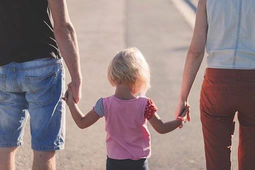 Најчестите несоодветни и непристојни прашања кон родителите на единец