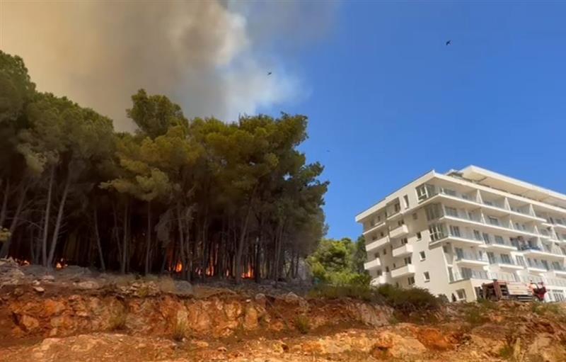 Пожари низ Албанија- критично е во летувалиштето Шенѓин (ВИДЕО)