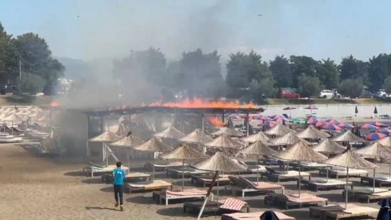 Хаос во албанското летувалиште Шенѓин: Туристите во паника бегаат пред страшниот пожар (ВИДЕО)