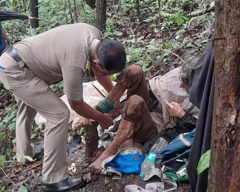Жена врзана со синџир за дрво во џунгла и оставена да умре, овчар ја слушнал како вика (ВИДЕО)