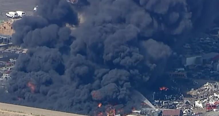 Над 1.500 автомобили изгореа во голем пожар во САД (ВИДЕО)