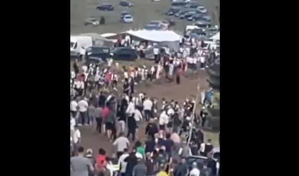 Коњ влета меѓу деца на панаѓур во Црна Гора- тешко се повредени момче и девојка (ВИДЕО)