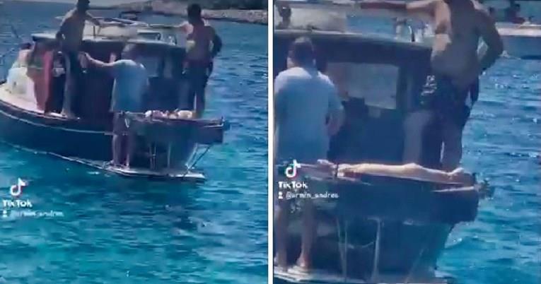 Среде Јадранско Море печат јагне на ражен, снимката е хит (ВИДЕО)