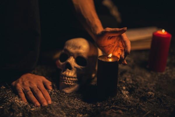 Изведувал црна магија за туристи во Шпанија- го нашле мртов, а околу него обезглавени пилиња 