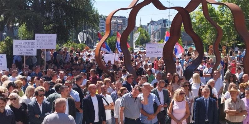 Одржан протестот на косовските Срби во Северна Митровица, побарано да не се отвора мостот 