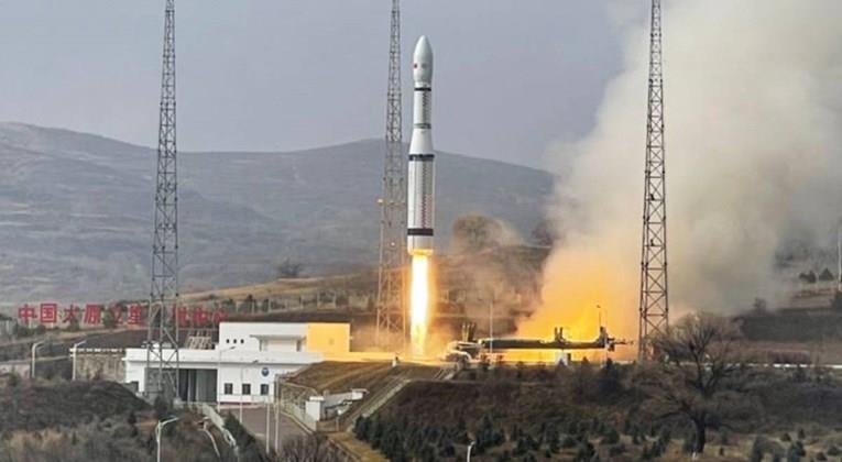 Кинеска ракета се распадна во земјината орбита, има опасност од стотиците отпадоци