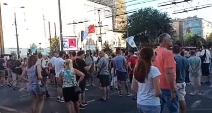 Почна протест пред Владата на Србија поради затворски казни на лица од вчерашните протести