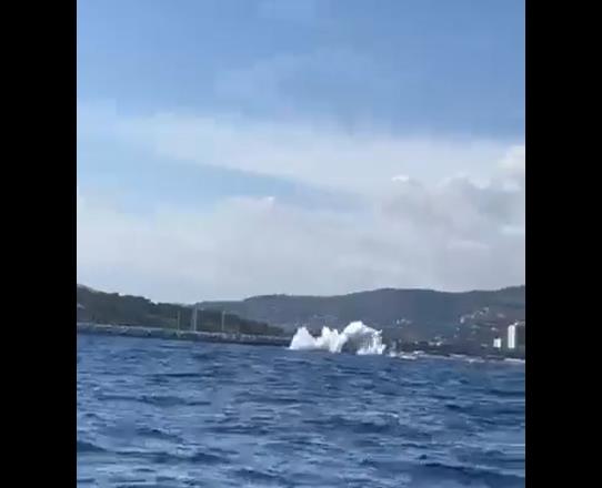 Приватен авион се урна во Средоземно Море за време на авионско шоу во Франција, пилотот загина