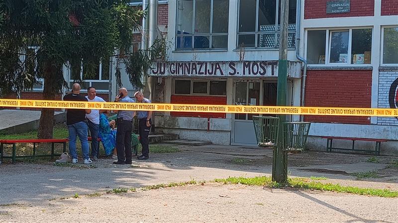 Две лица загинаа, едно е тешко повредено во пукање во гимназија во Сански Мост