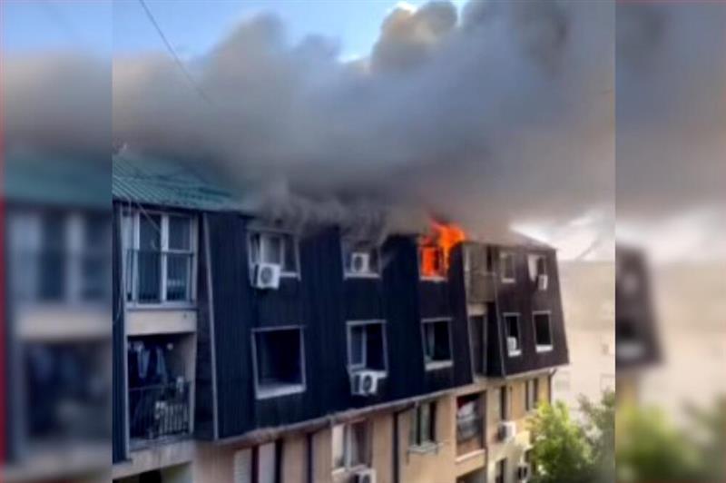 Видео: Голем пожар зафати поткровје на зграда во Белград
