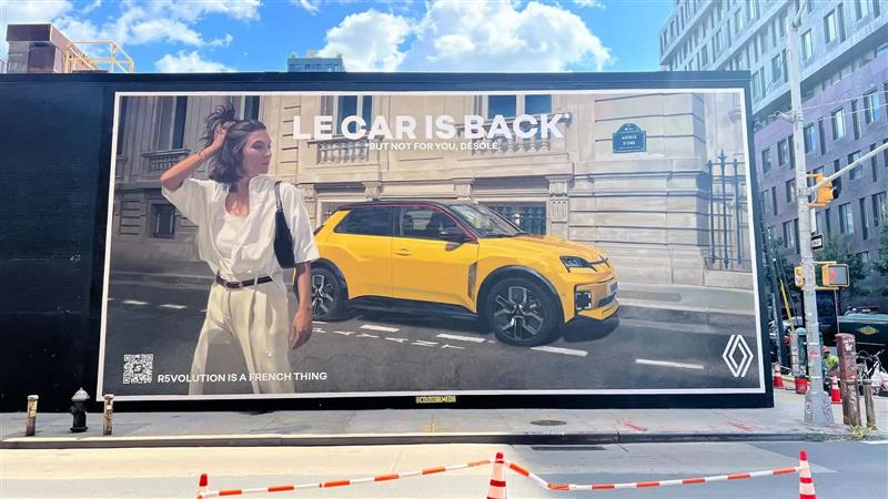 Фото: „Renault“ ги исмејува Американците со реклама среде Њујорк