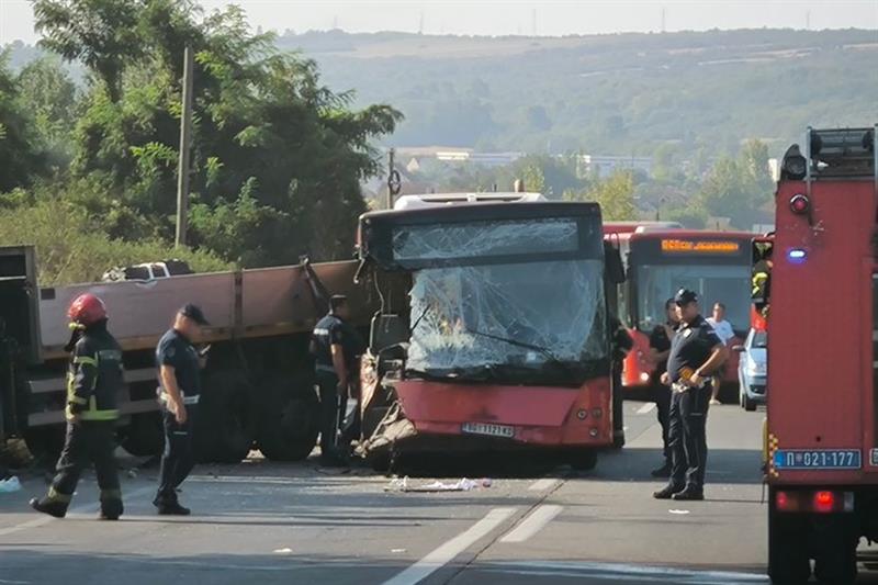 Најмалку еден загинат во судар на автобус на ЈСП и камион во Белград, 14 повредени 