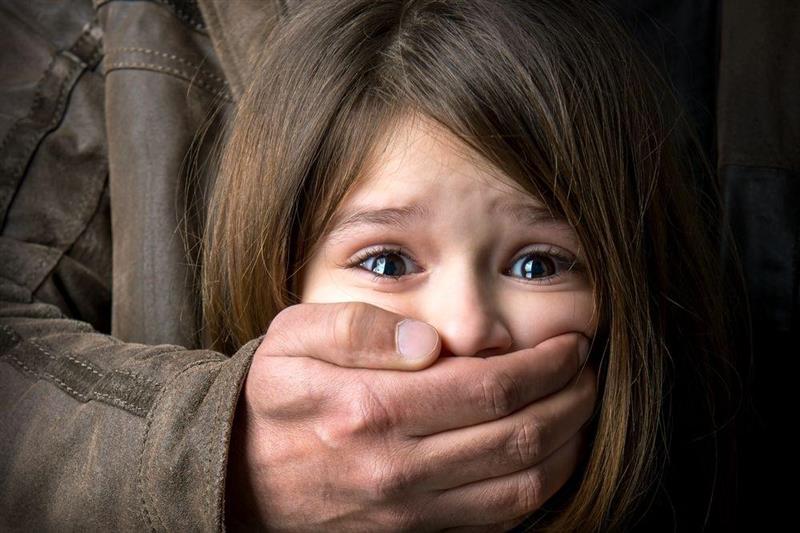 Грабнал девојче среде улица, за среќа го видела нејзината тетка и почнала борба (ВИДЕО)