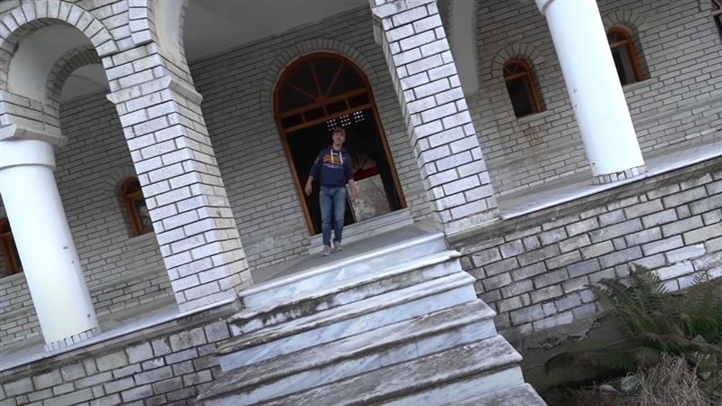 Видео: Црква во Тесалија стои понакривена и од „Кривата кула“ во Пиза