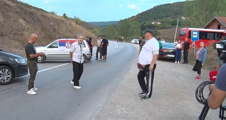 Срби запираат автомобили со косовски таблички, Косово затвори два гранични премини (ВИДЕО)