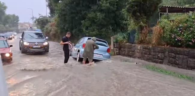 Големо невреме ја зафати Црна Гора: Автомобили „пловат“, улиците поплавени (ВИДЕО)