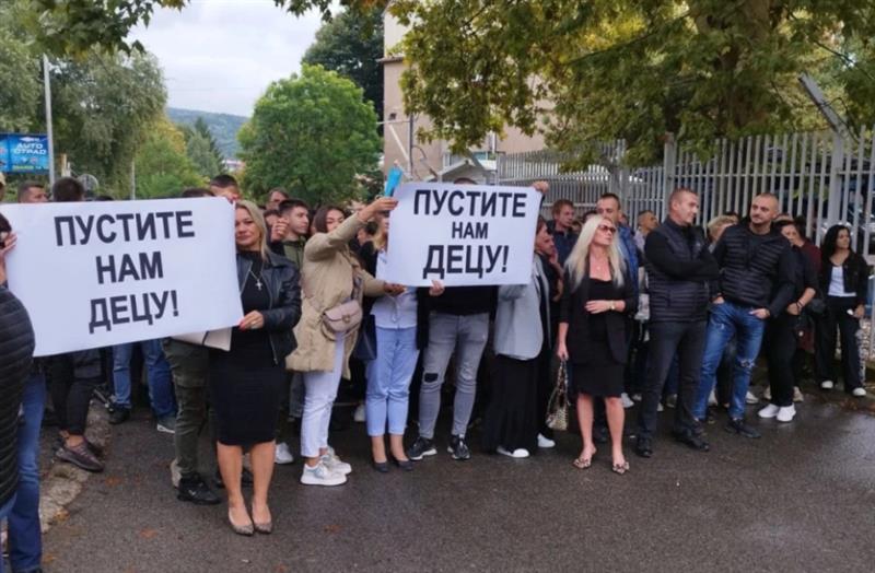 Протест пред полициската станица во Косовска Митровица поради апсењето на 4 српски момчиња