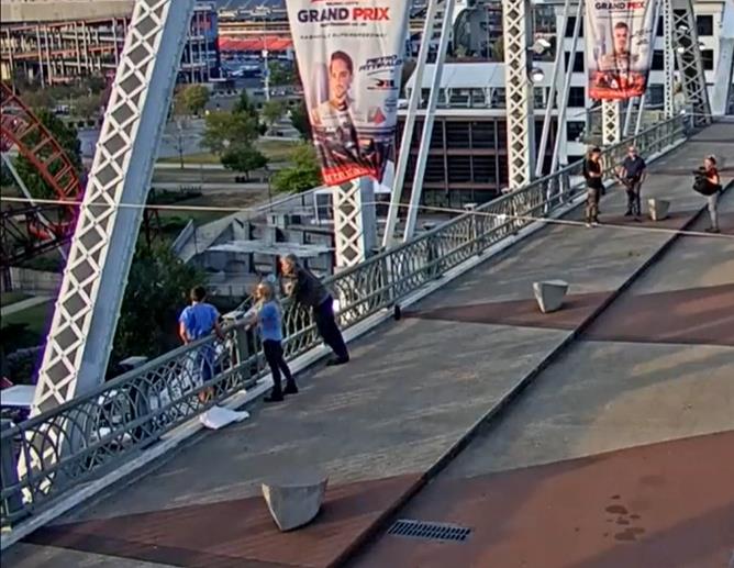 Видео: Рок иконата Џон Бон Џови спречи жена да скокне од работ на мостот во Нешвил