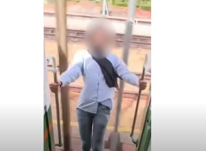 Драма поради лајкови:Девојка се наведна од воз во движење и удри во столб(Вознемирувачко видео)