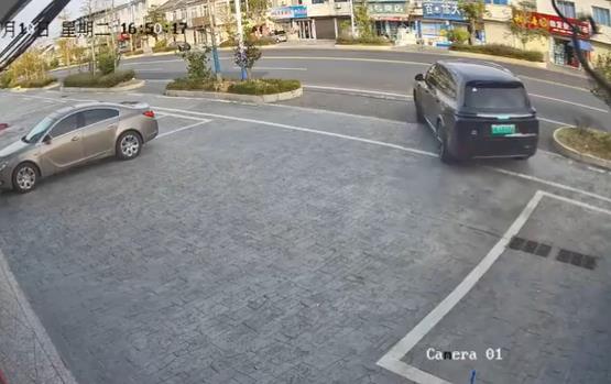 Видео: „Паметен“ автомобил оставен да се паркира, заврши на сред улица