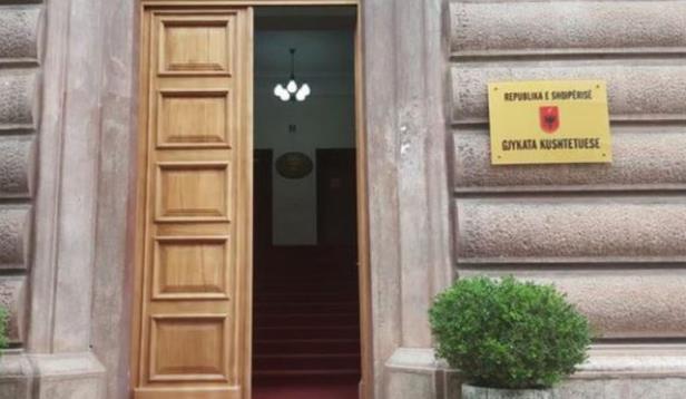 Албанија ги „дисциплинира“ и нотарите