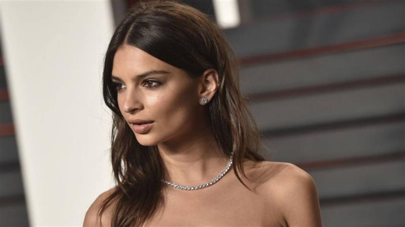 Емили Ратајковски повторно шокира- се облече во фустан од минатиот век (ФОТО)