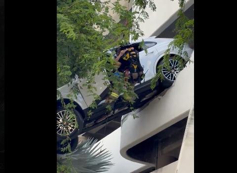 Видео: Автомобил излетал во гранки на дрво од катна гаража