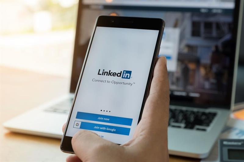 LinkedIn ги користи објавите за обука на вештачка интелигенција, опцијата се исклучува рачно 
