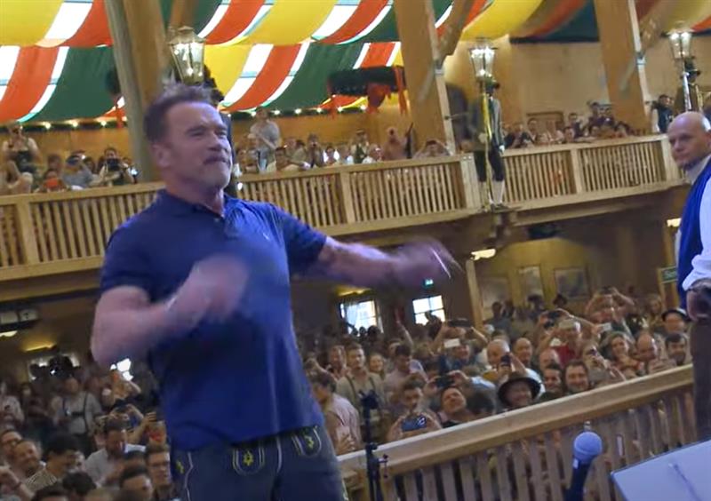 Шварценегер како „диригент“ на „Октоберфест“ во Минхен