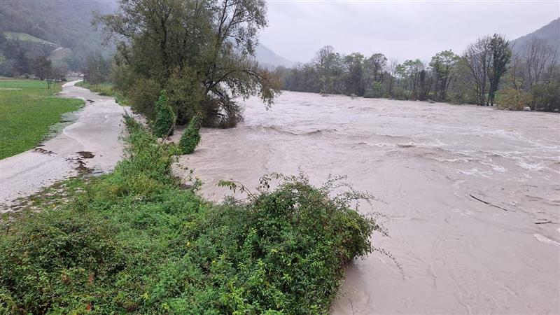 Невреме во Словенија: По обилните дождови се излеа река, поплавени патишта, подруми и ниви