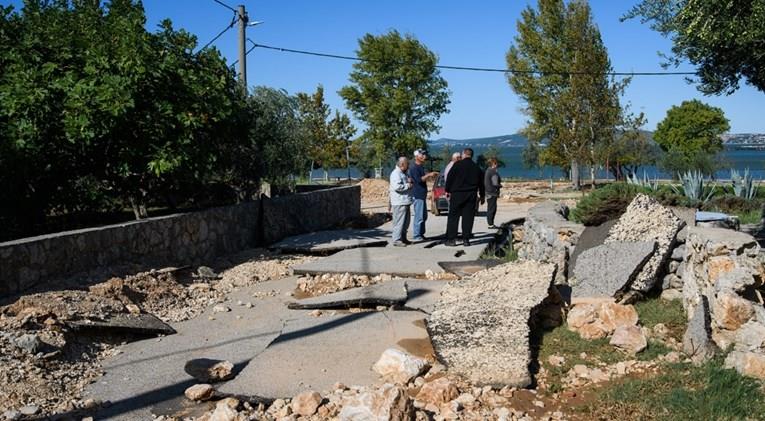 Невремето во Далмација остави пустош зад себе: Вода во куќите, подигнат асфалт, уништени плажи