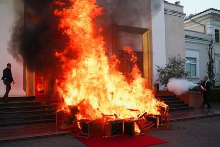 Видео: Тензично во албанскиот Парламент, навреди, турканици, запалени столчиња
