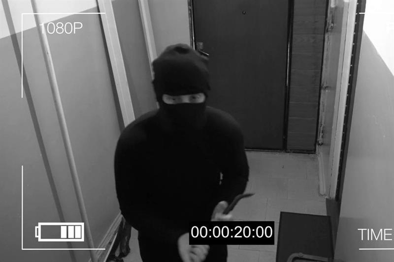 Спектакуларен грабеж во Париз: Со автомобил влетале во луксузна продавница и украле богат плен 