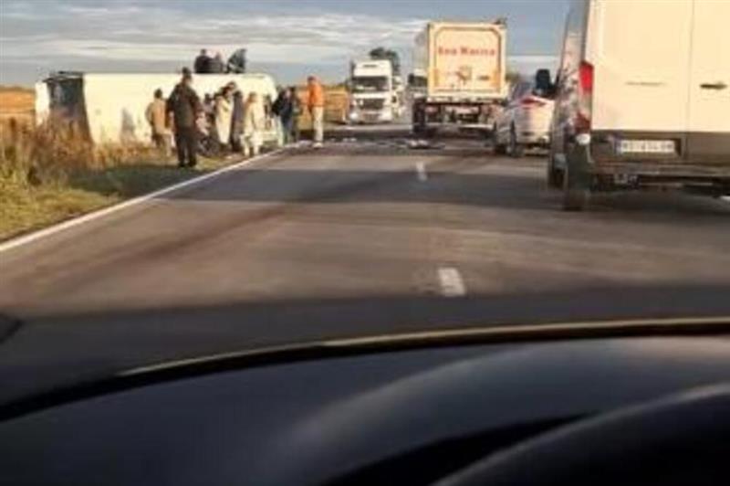 Видео: Автобус со ученици се судрил со автомобил во близина на Нови Сад, еден загинат 