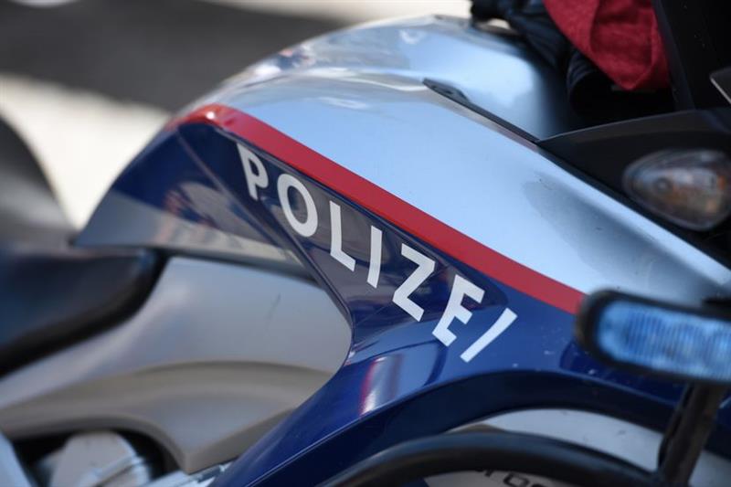 Двајца пијани тинејџери украле автобус во Германија, во полициската потера се забиле во куќа  