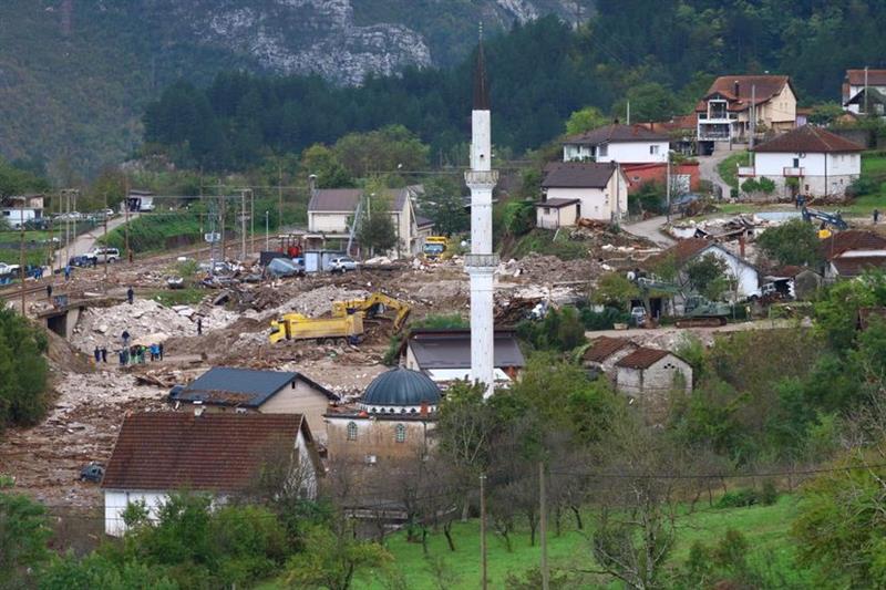 Багерите останаа заглавени во Доња Јабланица, се бараат исчезнати во катастрофалните поплави 