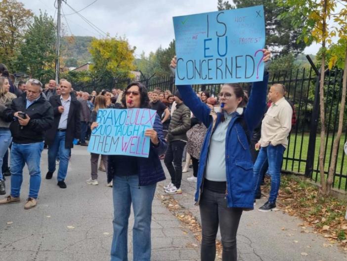 Протест на Србите во Северна Митровица поради апсењето на политичарот Арсенијевиќ
