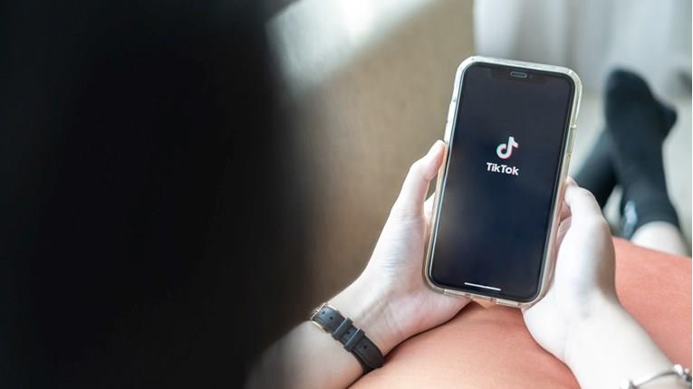 Тик Ток укинува стотици работни места, повеќе ќе користат вештачка интелигенција