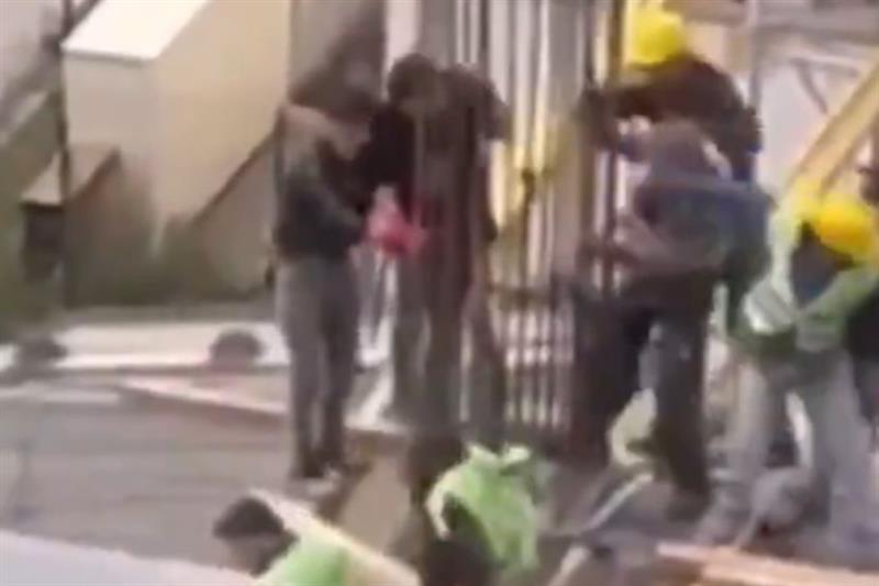 Масовна тепачка на Албанци и Романци на скелињата на стадионот „Ноу камп“ (ВИДЕО)