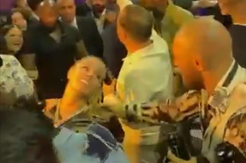 Мек Грегор танцува со непозната девојка, наеднаш се вмеша неговата вереница и „го среди“(ВИДЕО)