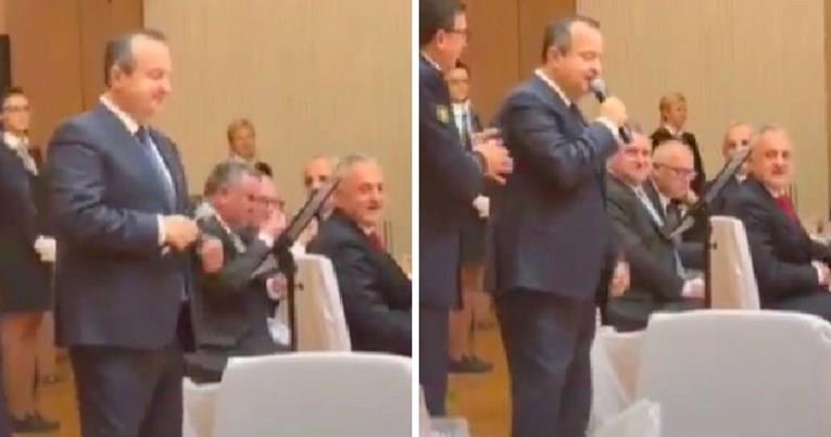 Дачиќ повторно му запеа „на увце“ на Ердоган- ја испеа истата песна како во 2017. (ВИДЕО)