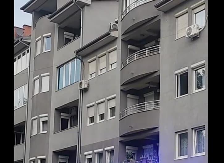 Бебе паднало од трети кат од зграда во Нови Пазар и останало живо- очевидците шокирани (ВИДЕО)